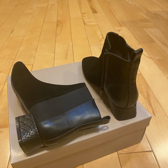 New in box, Donald Pliner black suede ankle boots, size 7 - Picture 6 of 8